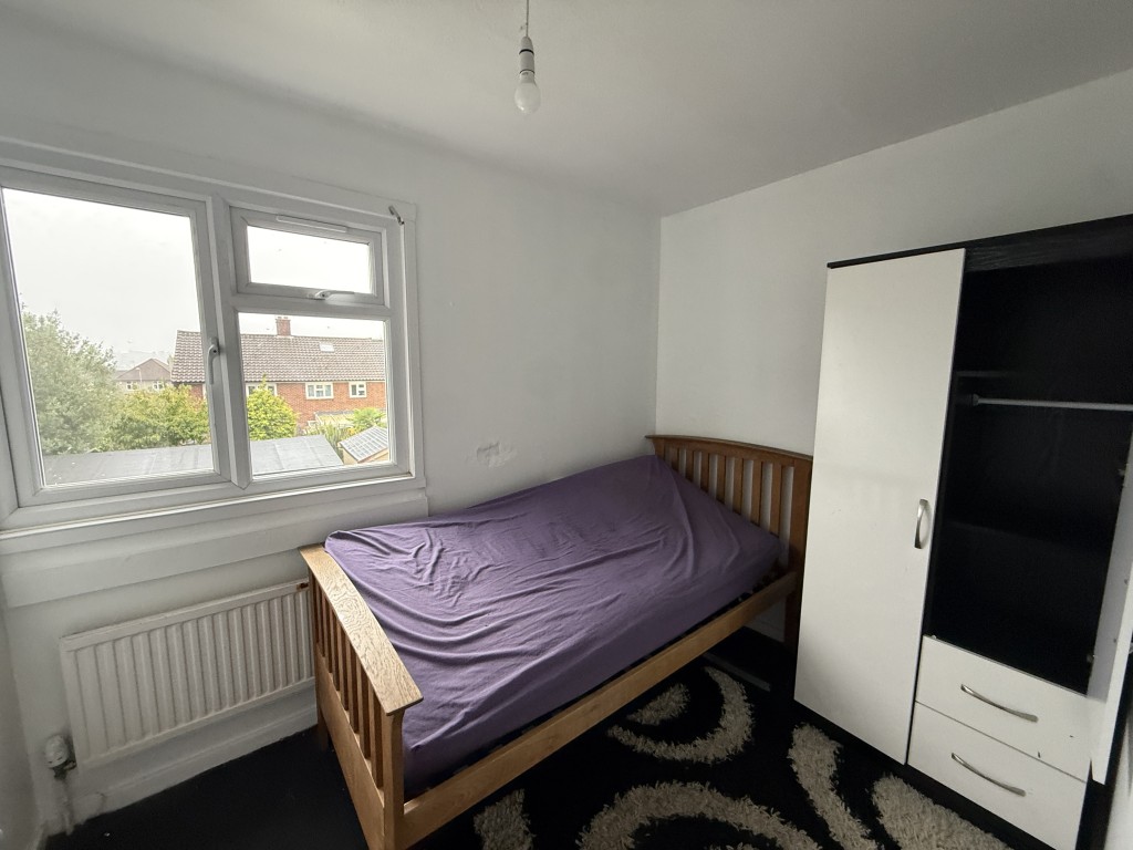 Lot: 145 - HOUSE IN NEED OF IMPROVEMENT - Bedroom 3 in House in Need of Improvement